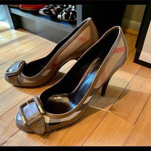 Authentic Burberry Nova Check Buckle pumps!!